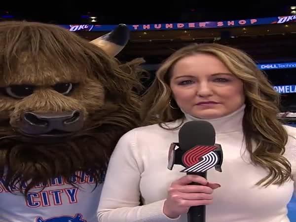     Maskot vystrašil reportérku NBA    