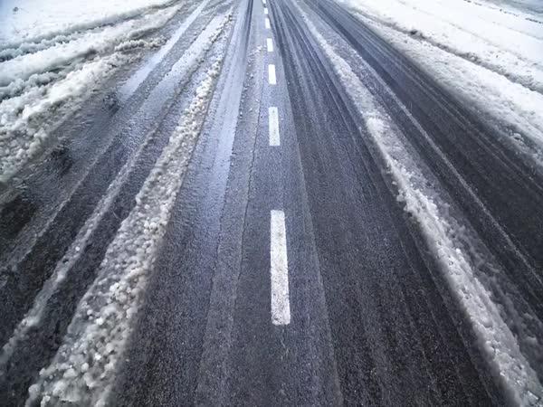       Proč se v zimě solí silnice?      