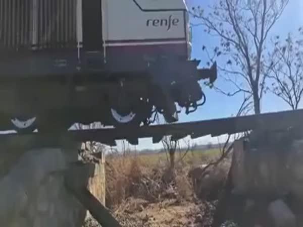     S lokomotivou po vzdušném mostě    