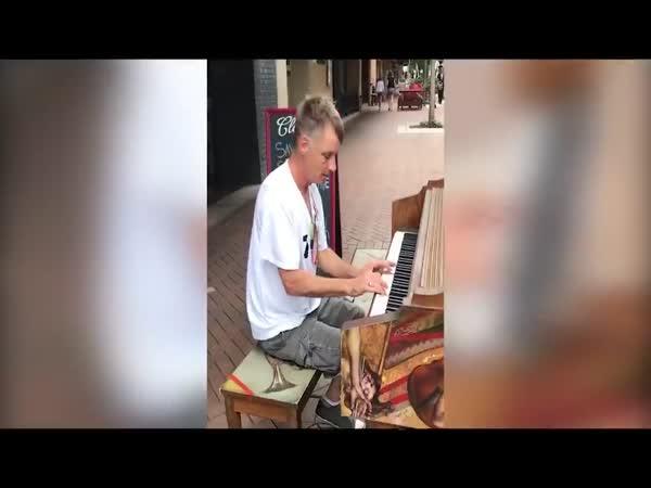     Bezdomovec zahrál na piano    
