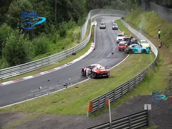     Nehoda – Závody na Nürburgringu    