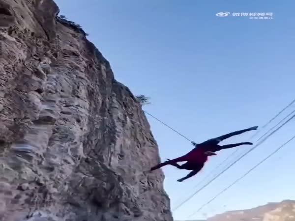     Čínská horolezkyně zachráněna    