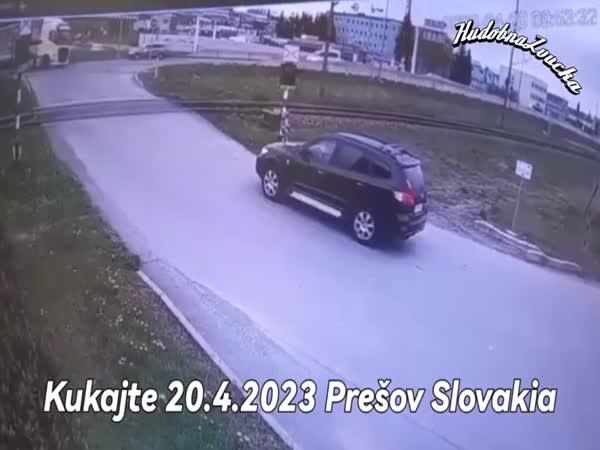     Slovensko – Vlak vs. kamion    
