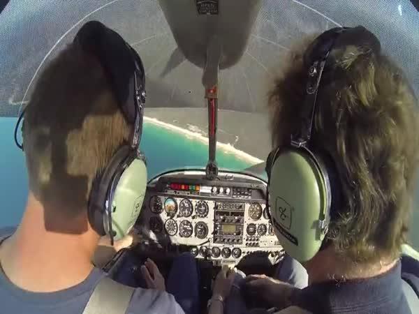     Instruktor učí pilota dostat se z vývrtky    