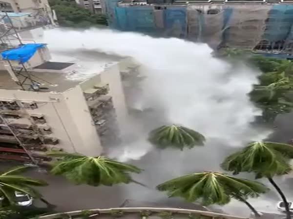     Výbuch vodovodu v bytovce    