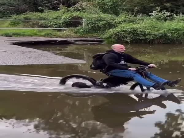     Průjezd na elektrickém kole přes vodu    