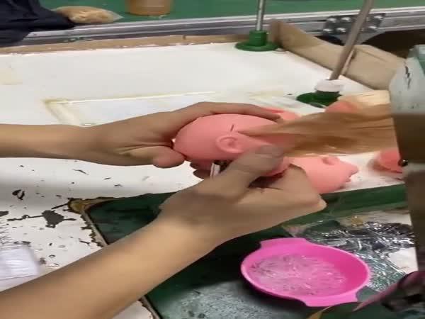     Výroba vlasatých panenek na stroji    