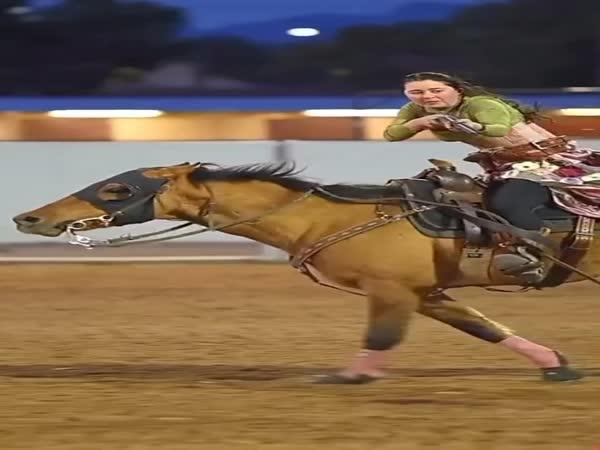     Brazílské kovbojky střílejí při jízdě na koni    
