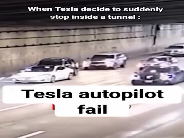       Tesla S najednou zastavila v tunelu      