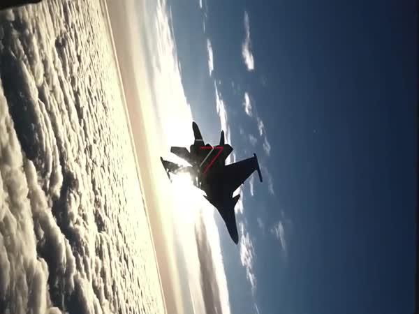     Stíhačka Su-34 v cool videu    