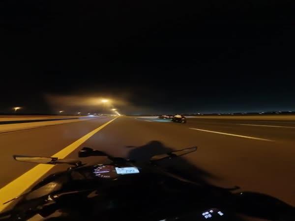       Motorkáři vs. motorkáři    