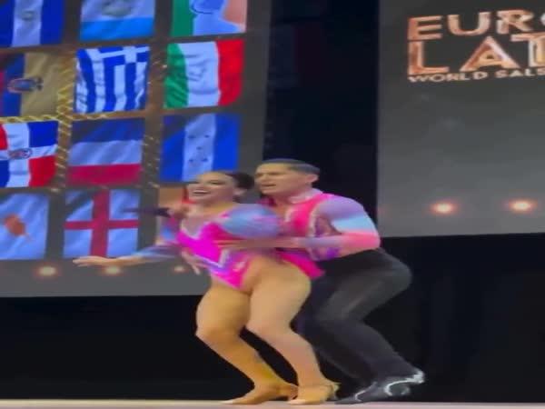       Tanečníci a jejich nehoda    