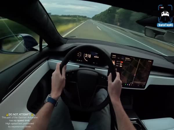     Tesla Model S na německé dálnici      