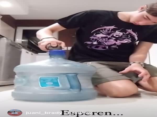       Mladý vědátor experimentuje      