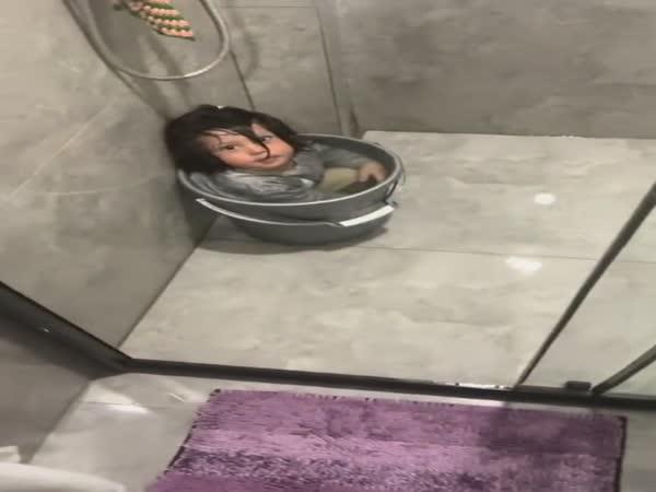       Holčička a její láska k vodě      