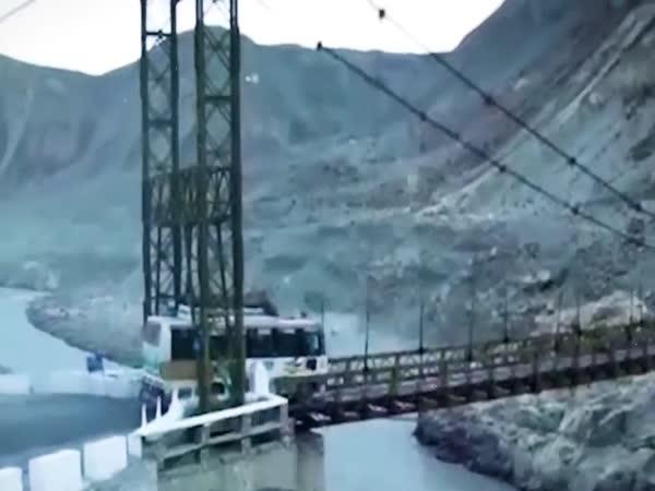       TOP 10 - Nejnebezpečnější mosty světa      