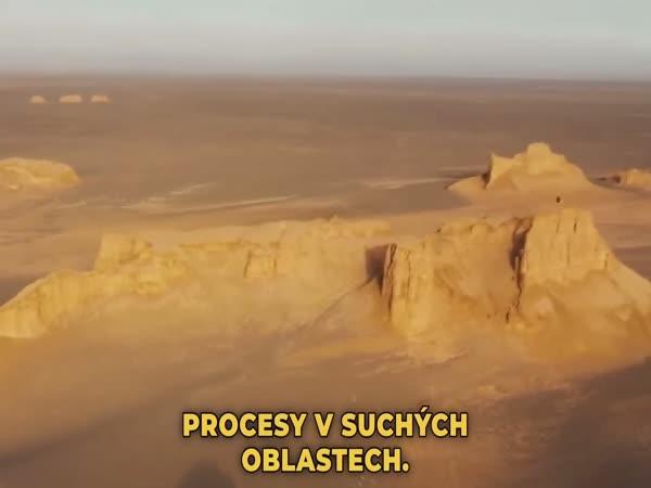       TOP 10 – Podivné věci v poušti      