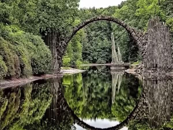       TOP 10 - Nejzáhadnější místa na Zemi      