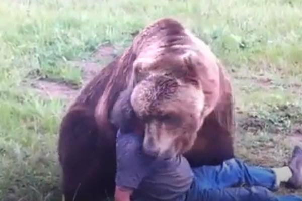       Grizzly a jeho cvičitel      